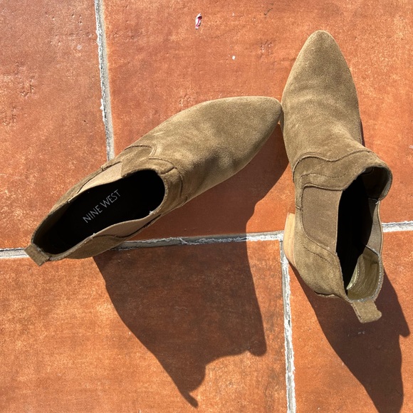 Nine West Wyllis Suede Block Heel Booties Size 7.5 - Picture 2 of 3